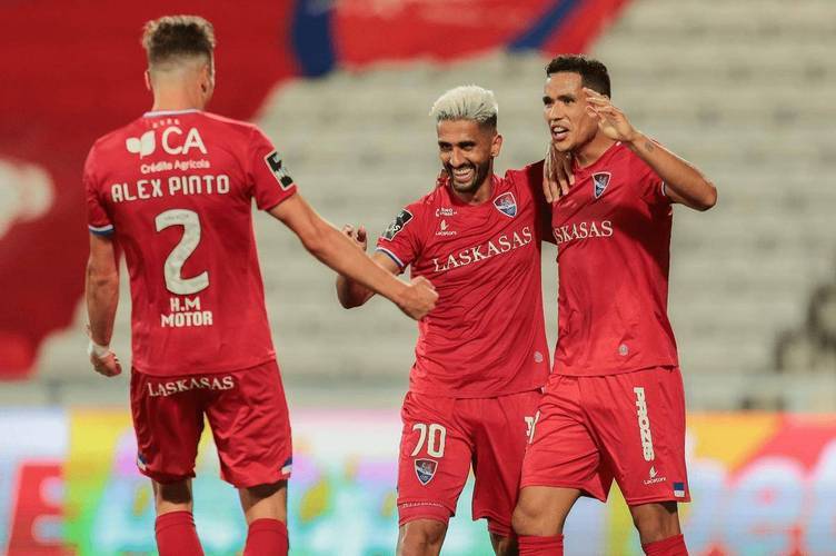 今夜体能课后;上海海港造点机会备战葡超;引发热议;球队文化再被提及(仁爱礁破船已经拖走了航拍) 今夜体能课后;上海海港造点机会备战葡超;引发热议;球队文化再被提及(仁爱礁破船已经拖走了航拍)