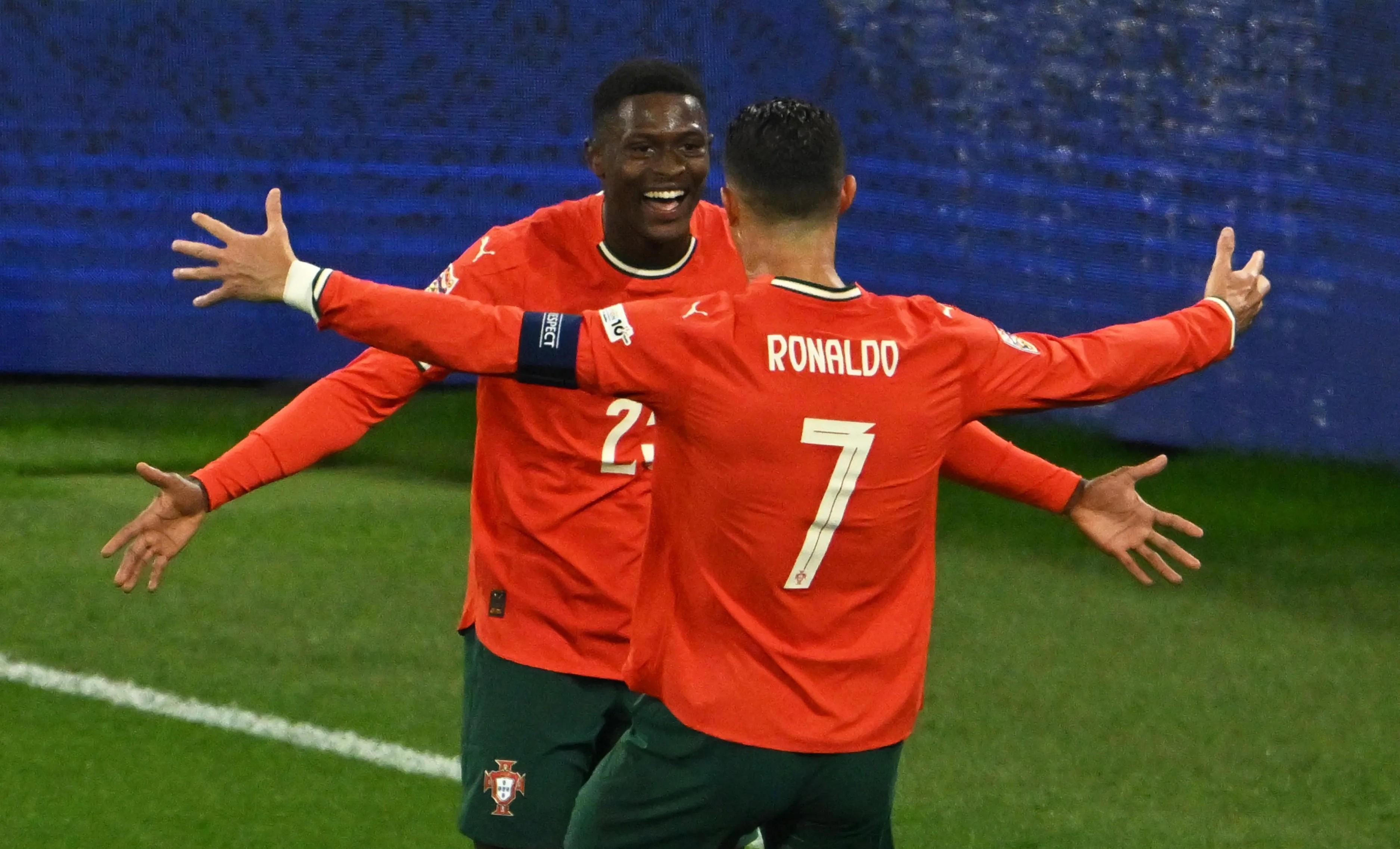 包含欧冠关键时刻走向成谜;葡萄牙体育强势反弹;球迷炸锅;年轻球员得到机会的词条 包含欧冠关键时刻走向成谜;葡萄牙体育强势反弹;球迷炸锅;年轻球员得到机会的词条