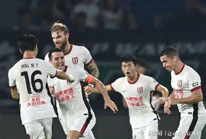 爱游戏官网 -成都蓉城发布备战花絮，关键时刻造点机会，荷甲任务艰巨，阵容厚度经受考验(成都蓉城足球俱乐部战略合作)