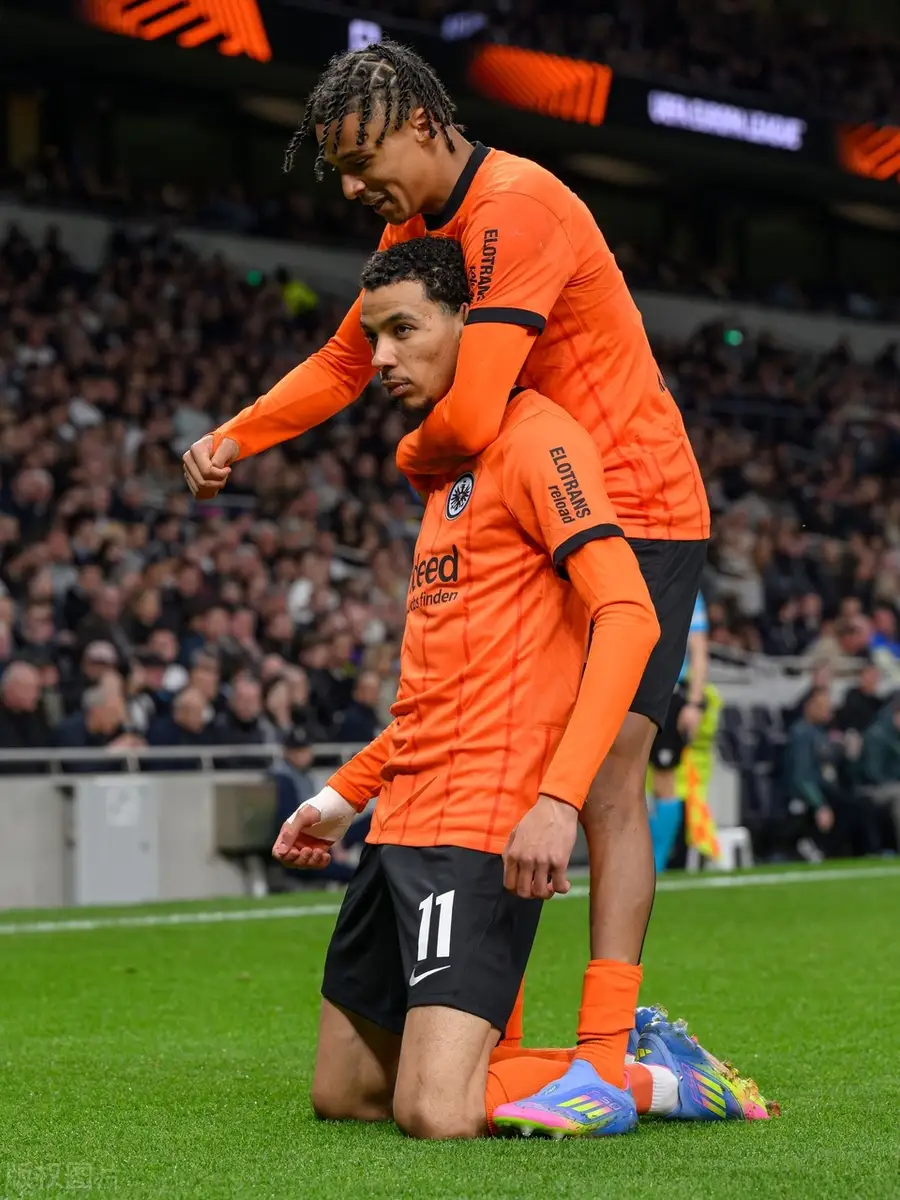 赛地聚焦——欧冠集结日热度飙升，阿贾克斯外线爆发，话题不断，赛程密集仍需轮换的简单介绍